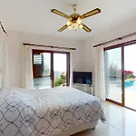 Tranquillity By Holidaykeys Villa Cirénia